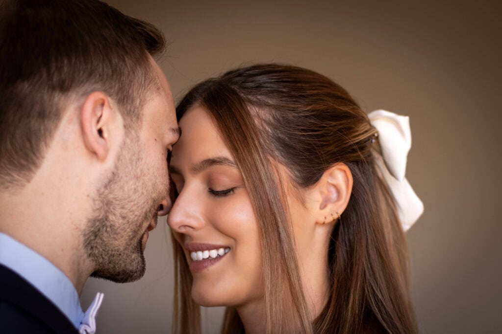 Hochzeitspaar bei der freien Trauung von Valerie & Pascal, intime Momente, emotionale Verbindung.