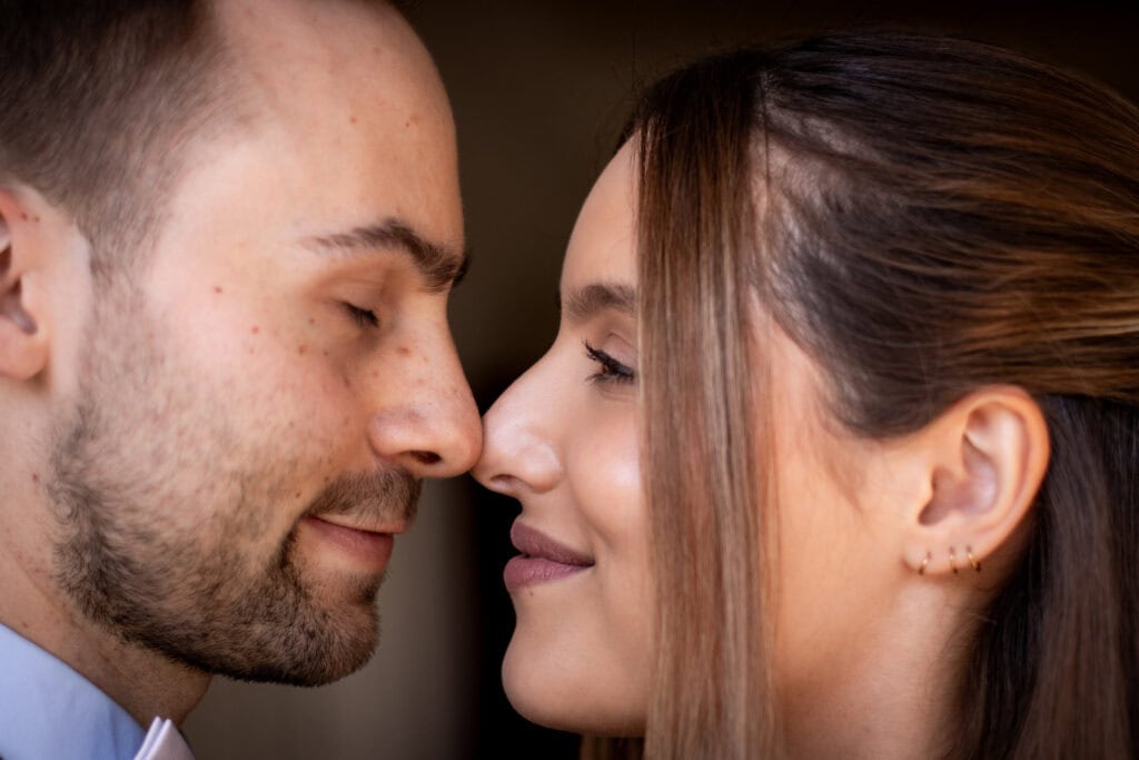 Intimes Paar bei der freien Trauung von Valerie & Pascal, emotionaler Moment, emotionale Hochzeitsfotografie