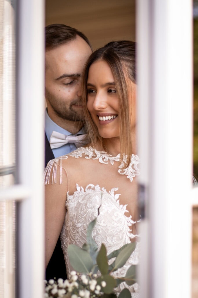 Romantisches Hochzeitsbild vom Hochzeitspaar Valerie & Pascal bei der freien Trauung, gefühlvolle Hochzeitsfotografie Diane K. Senft
