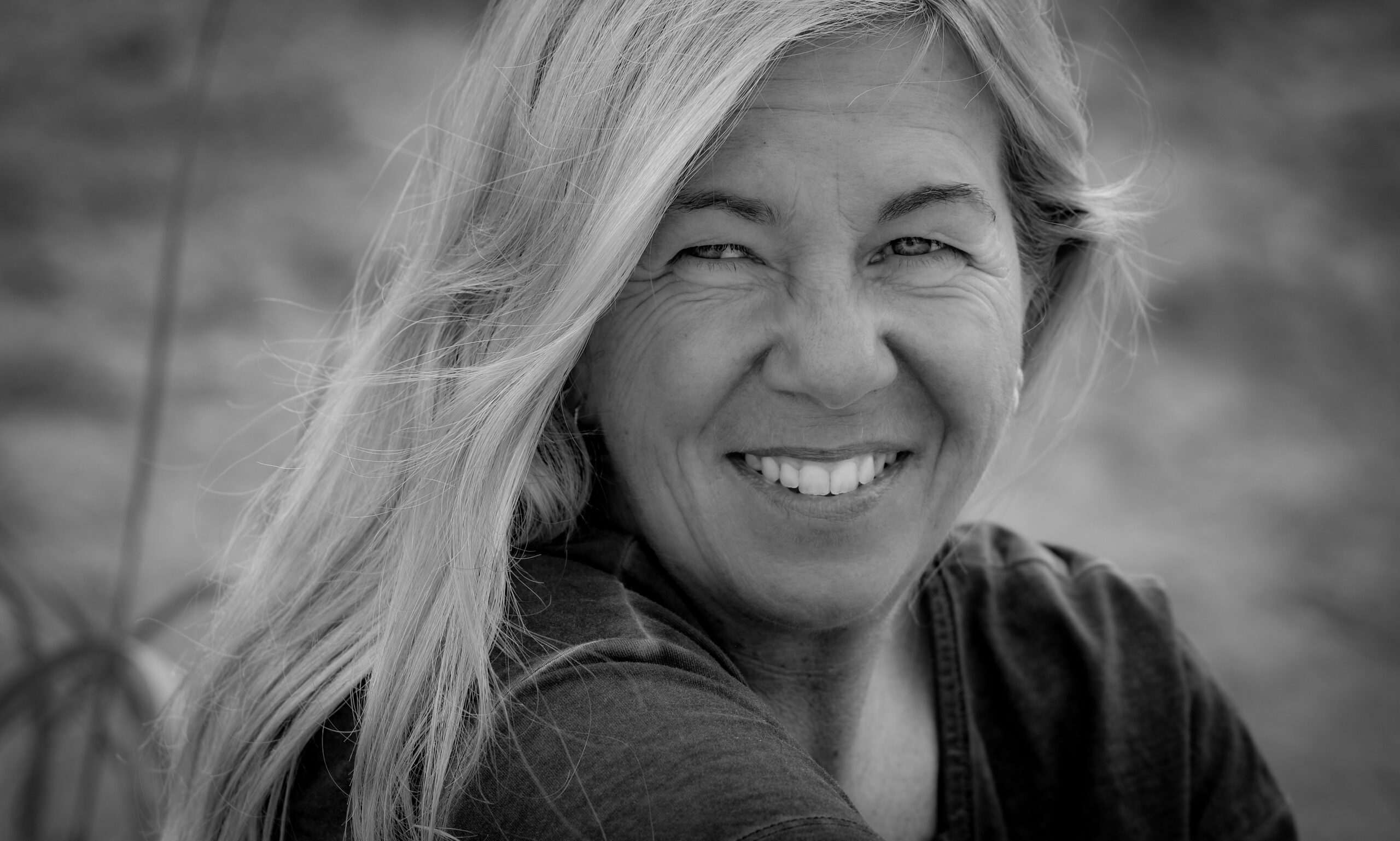 Hochzeitsfotografin Ammersee, Natürliche Hochzeitsfotografie Schwarz Weiß Fotografie von Hochzeitsfotografin am Ammersee, lächelnd am Badestrand, Hochzeitsfotografie Ammersee