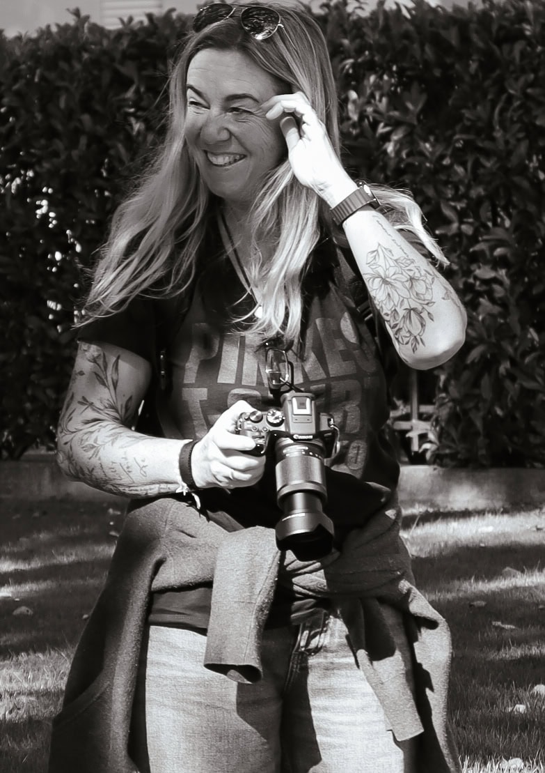 Hochzeitsfotografie Fürstenfeldbruck, Natürliche Hochzeitsreportagen Hochzeitsfotografin lächelnd mit Kamera in der Hand. Schwarz weiß Fotografie, professionelle Hochzeitsfotografin, Diane K. Senft, Fürstenfeldbruck,