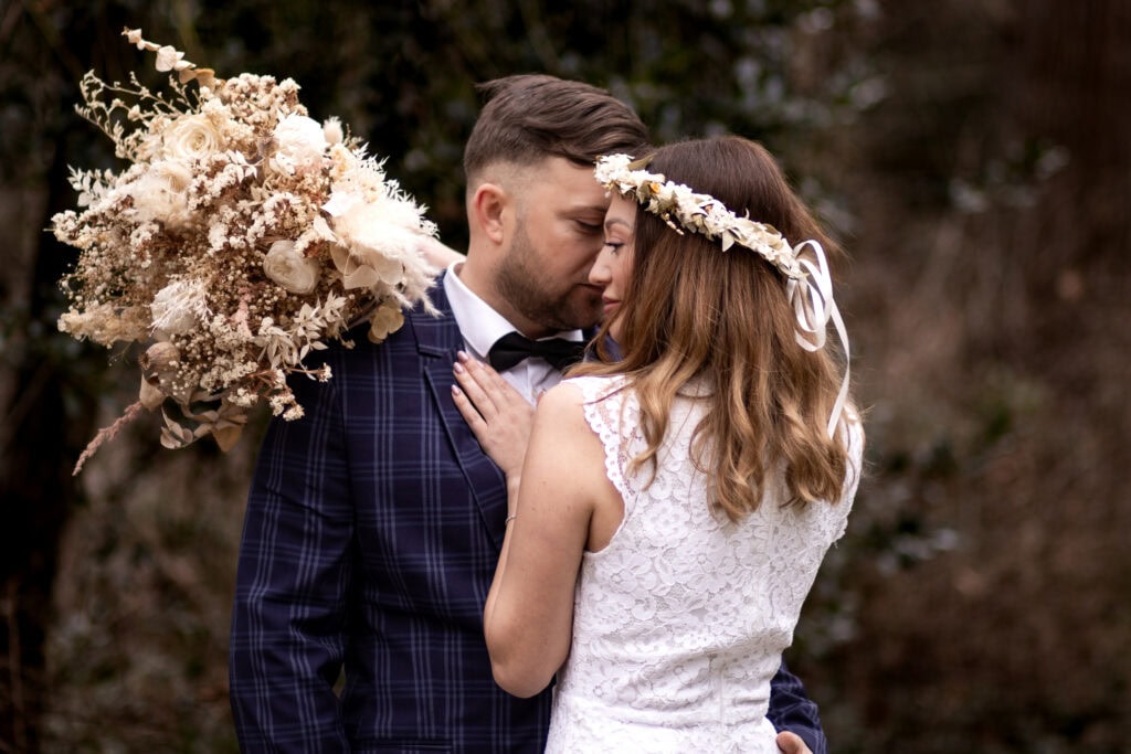 Hochzeit im Grünen: Inna & Vlad bei einem romantischen Natur-Shooting.