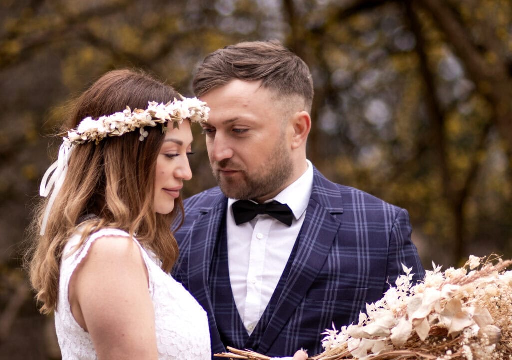 Hochzeitsfoto von Inna & Vlad im Wald, Fokus auf das Brautpaar.