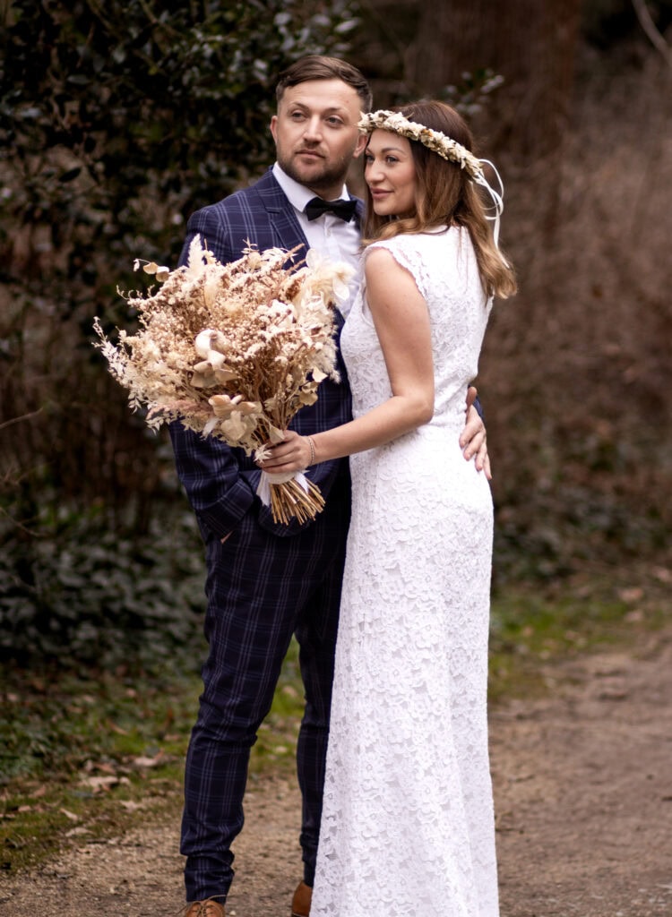 Braut und Bräutigam im Wald bei Hochzeitsfotoshooting. Emotionale Hochzeitsfotografie