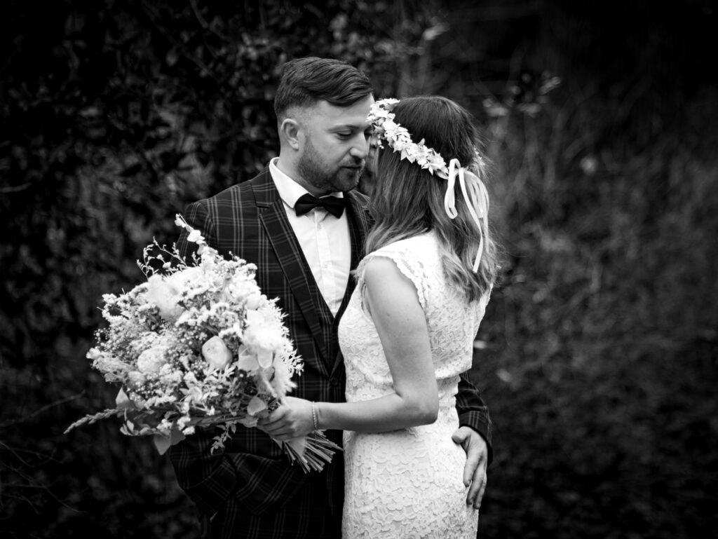 Braut und Bräutigam bei einem romantischen Natur-Wedding-Shooting.