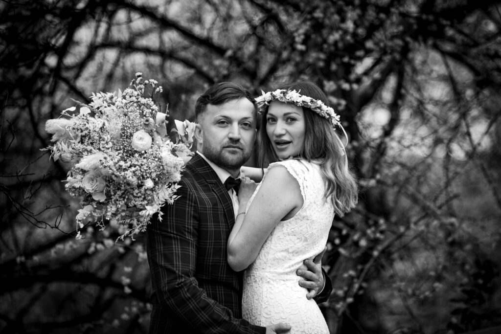 Hochzeitspaar Inna & Vlad im Wald bei Sonnenuntergang.