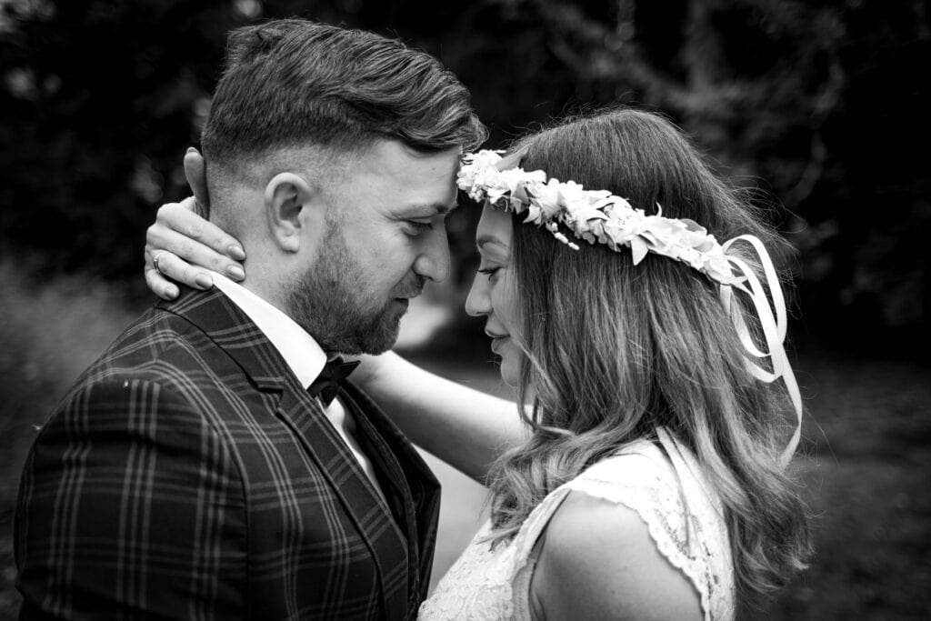 After wedding shooting in Stuttgart in einem Park, emotional Hochzeitsfotografie Stuttgart