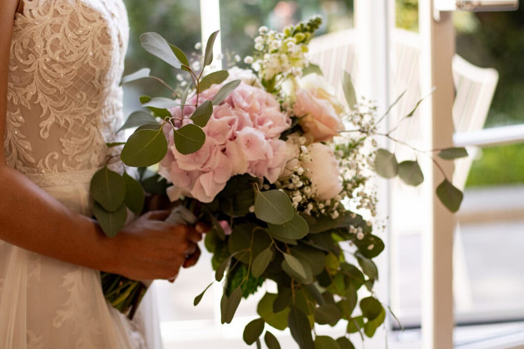 Elegantes Brautbouquet mit weißen Pfingstrosen und grünem Eukalyptus für Hochzeit.