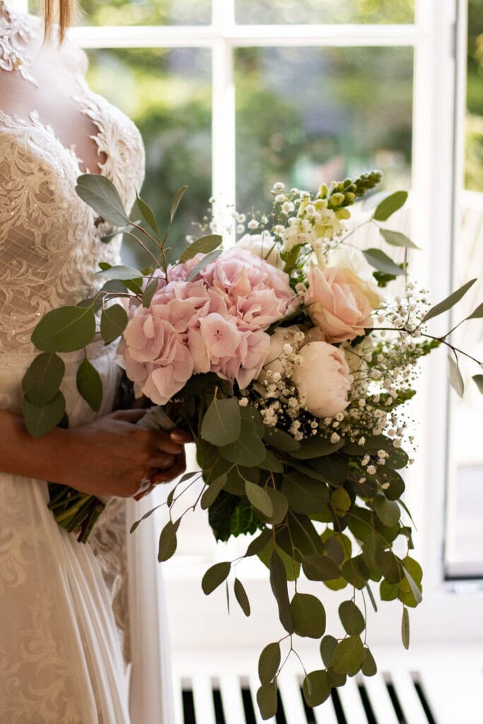 Blumenstrauß mit zarten Pink- und Weißtönen, perfekt für Hochzeitsmomente, fotografiert von Diane K. Senft.