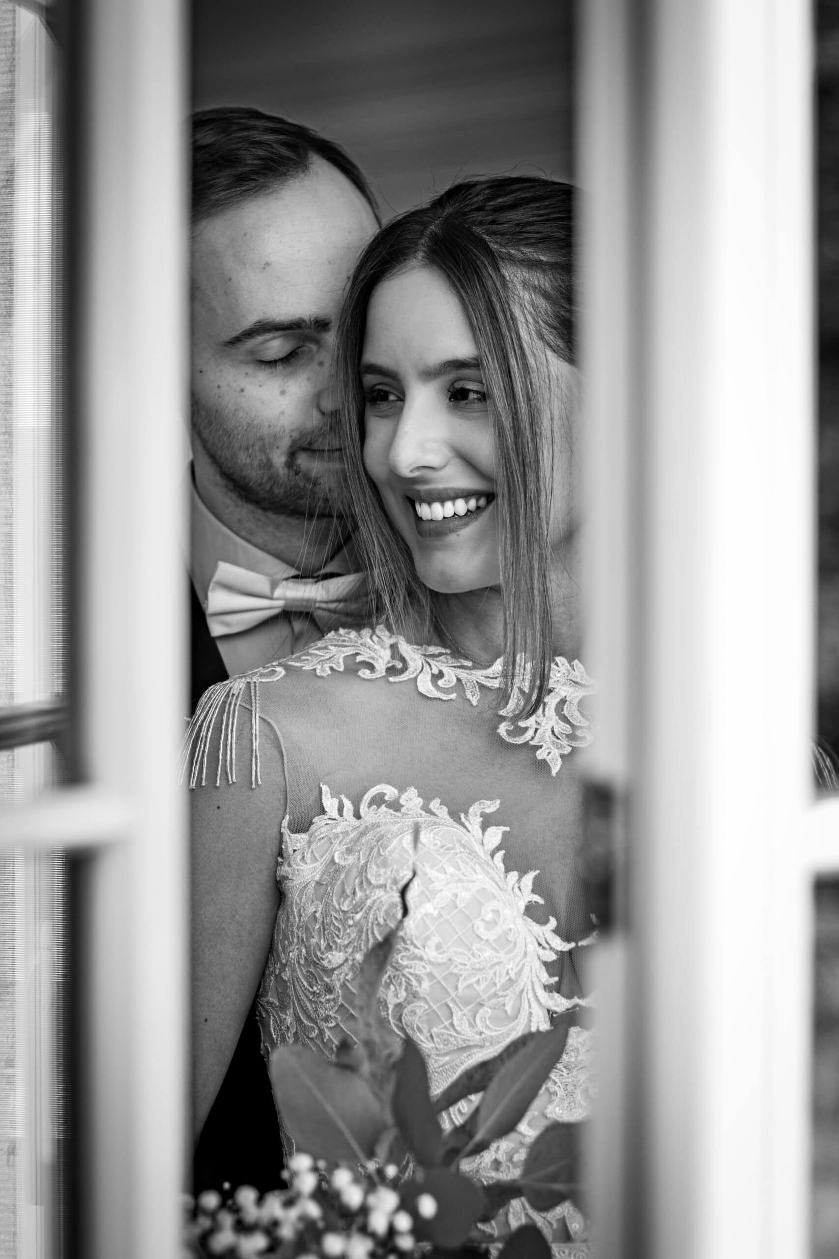 Natürliches Hochzeitsfoto, Hochzeitsfotograf Ammersee, Brautpaar am Fenster