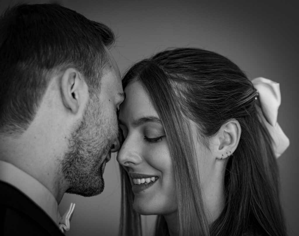 Emotionale Hochzeitsfotografie eines Paares, das innig ist und Nähe zeigt.