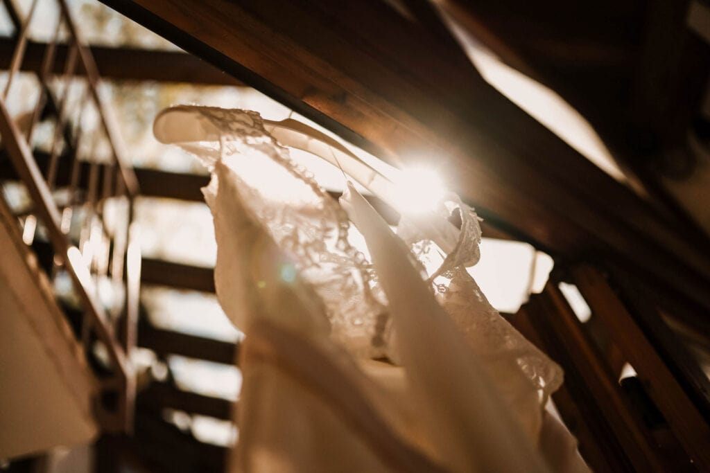 Hochzeitskleid im Sonnenlicht am Ammersee, Hochzeitsfotograf Diane K. Senft.