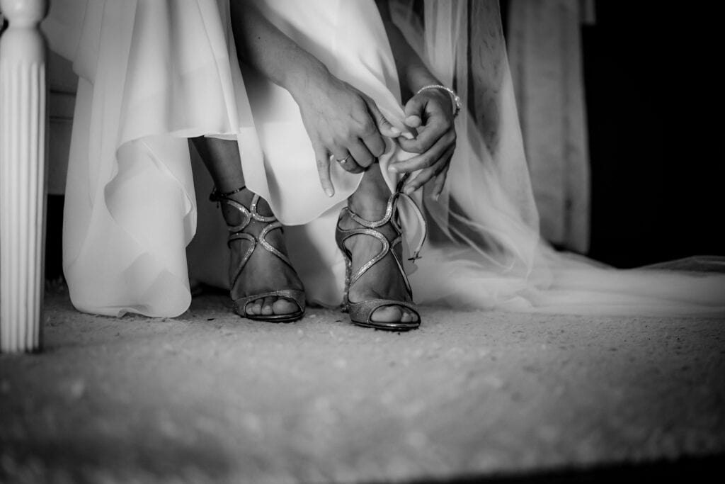 Hochzeitsschuhe und Brautkleid bei der freien Trauung am Ammersee.