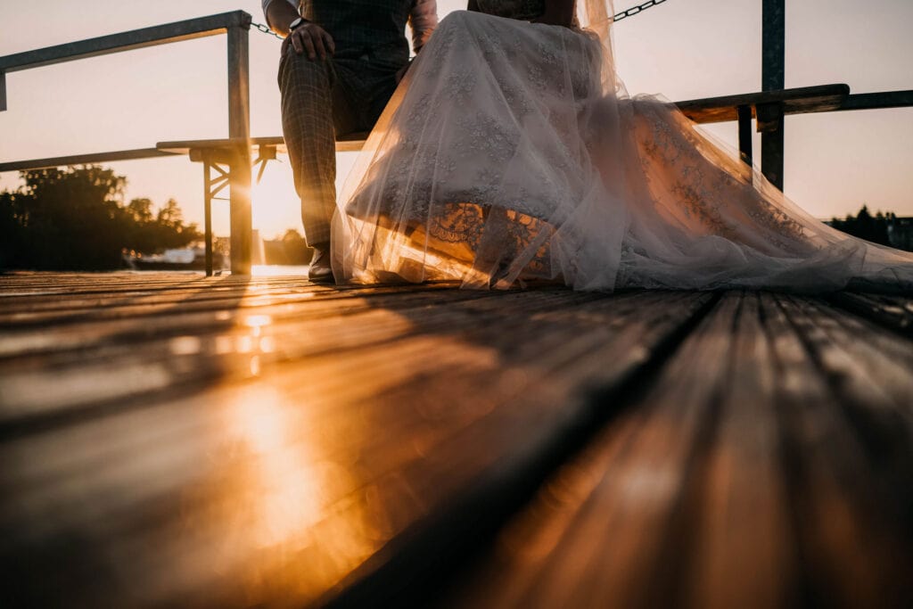 Paarshooting am Steg, emotionale Hochzeitsfotografie