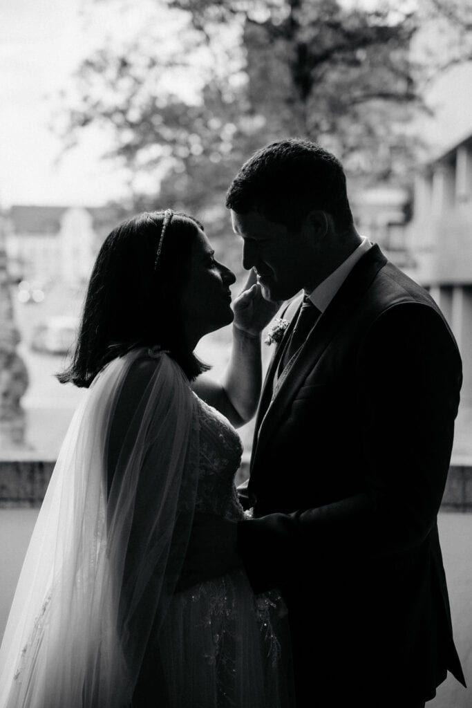 Hochzeitspaar in Silhouette, romantisches Foto nach der Trauung im Standesamt Fürstenfeldbruck
