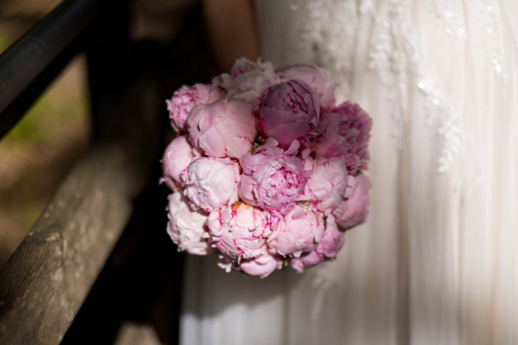Blumenstrauß mit pinken Pfingstrosen bei einer Hochzeit, Nahaufnahme.