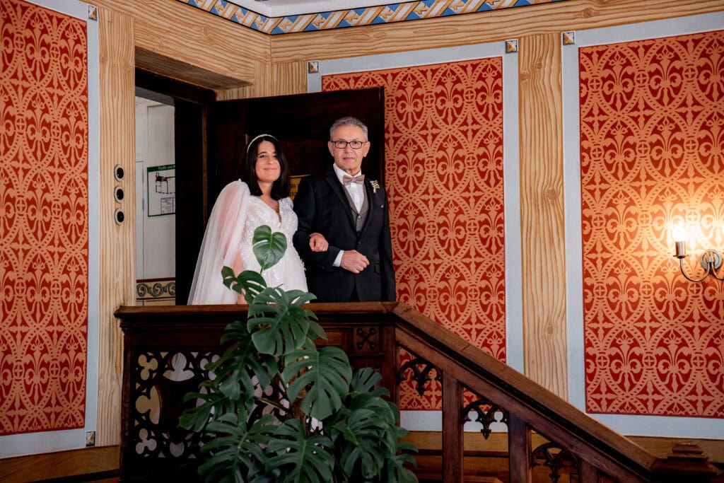 Braut und Vater bei der Hochzeit im eleganten Saal, traditionelles Hochzeitsfoto.