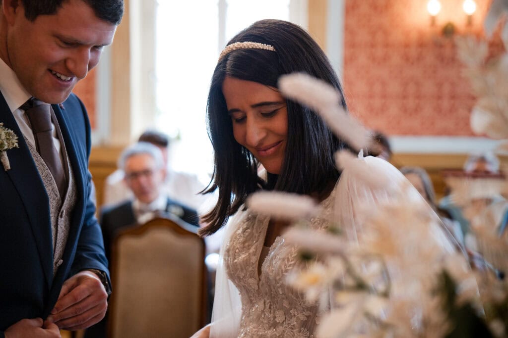 Hochzeitspaar bei der emotionalen Trauung, gefühlvolle Momente, Hochzeitsfotografie von Diane K. Sen.