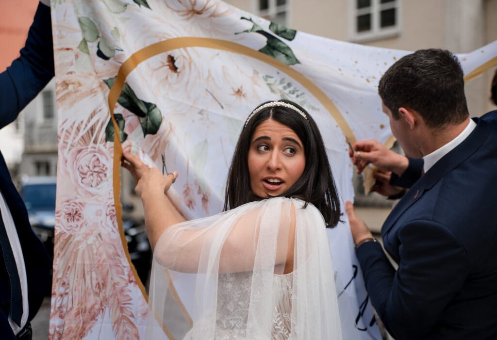 Braut und Bräutigam beim Hochzeitsfest mit Banner in der Stadt.