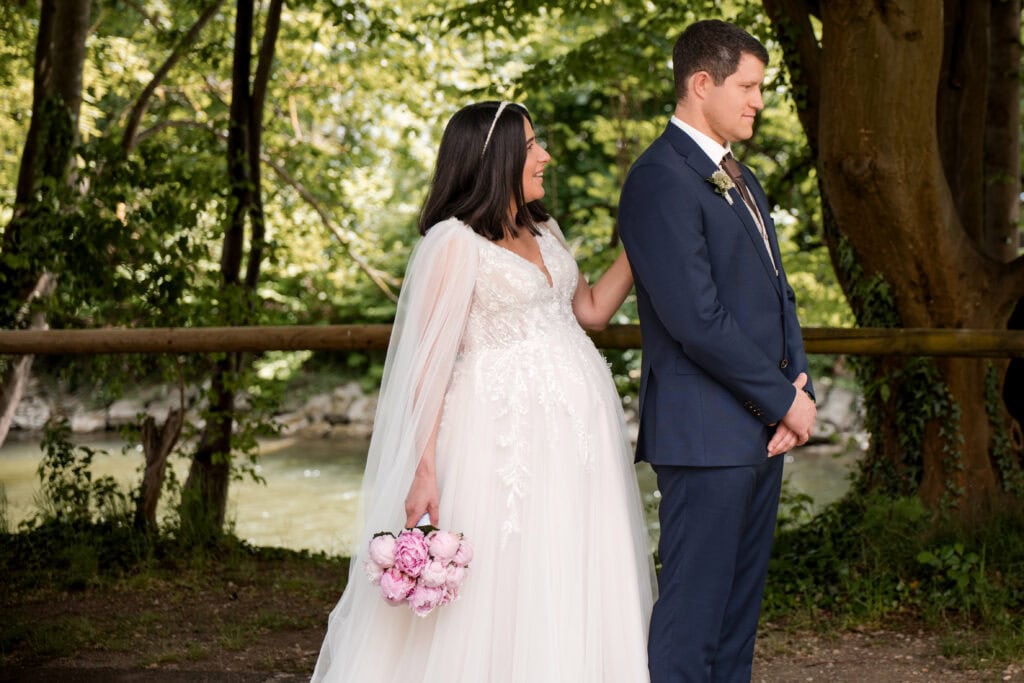 Braut und Bräutigam bei ihrer Hochzeit im Park, Naturkulisse, romantisch.