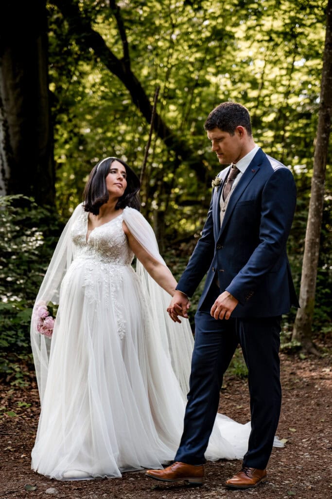 Hochzeitspaar im Wald, romantisches Brautpaarshooting, Naturkulisse.