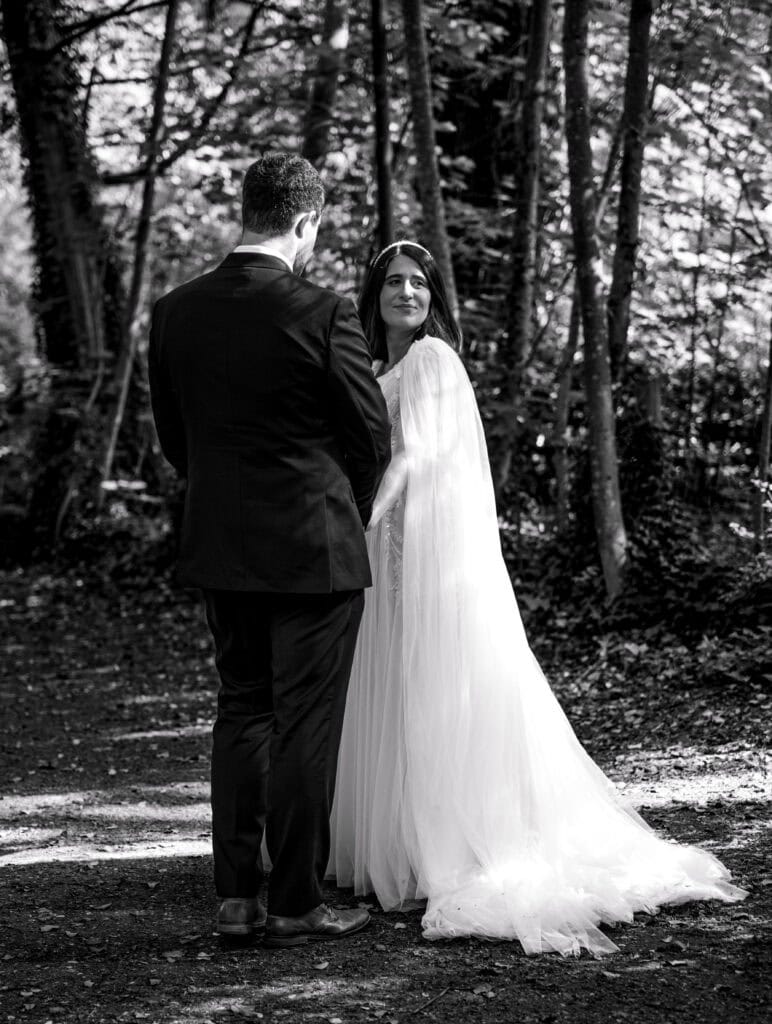 Braut und Bräutigam bei ihrer Hochzeit im Wald, romantische Atmosphäre, Hochzeitsfotografie in Nat.