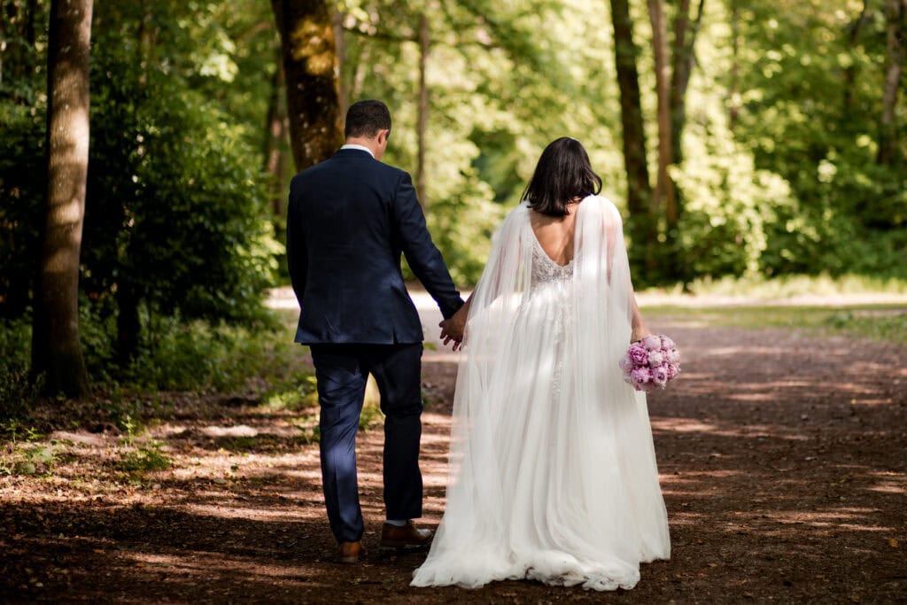 Hochzeitspaar im Wald, romantische Hochzeitsfotografie.