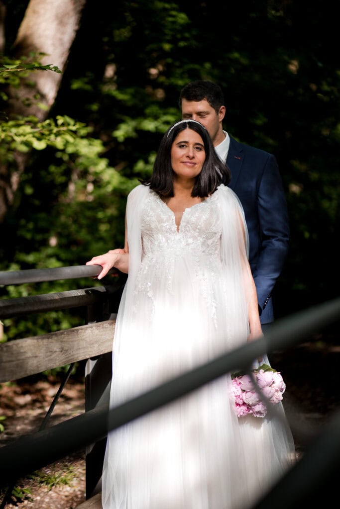 Braut und Bräutigam im Park, romantische Hochzeitsfotografie.
