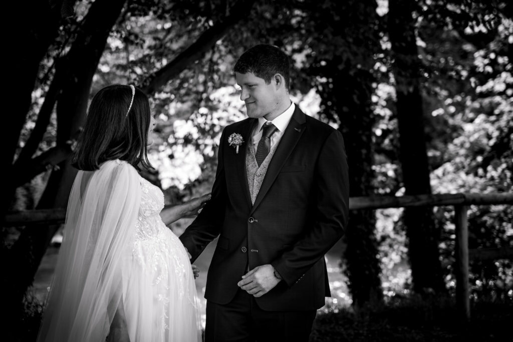 Braut und Bräutigam bei ihrer Hochzeit im Wald, romantische Atmosphäre, Natur, Liebe, Hochzeitsfotog.