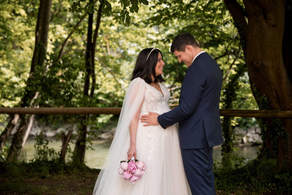 Braut und Bräutigam im Wald bei ihrer Hochzeit, Naturkulisse, romantisches Paarfoto.