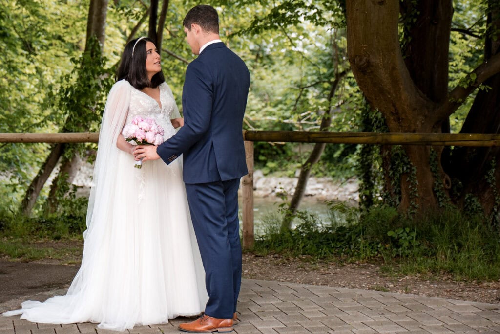 Hochzeitsfotografie im Freien: Braut und Bräutigam im Park.