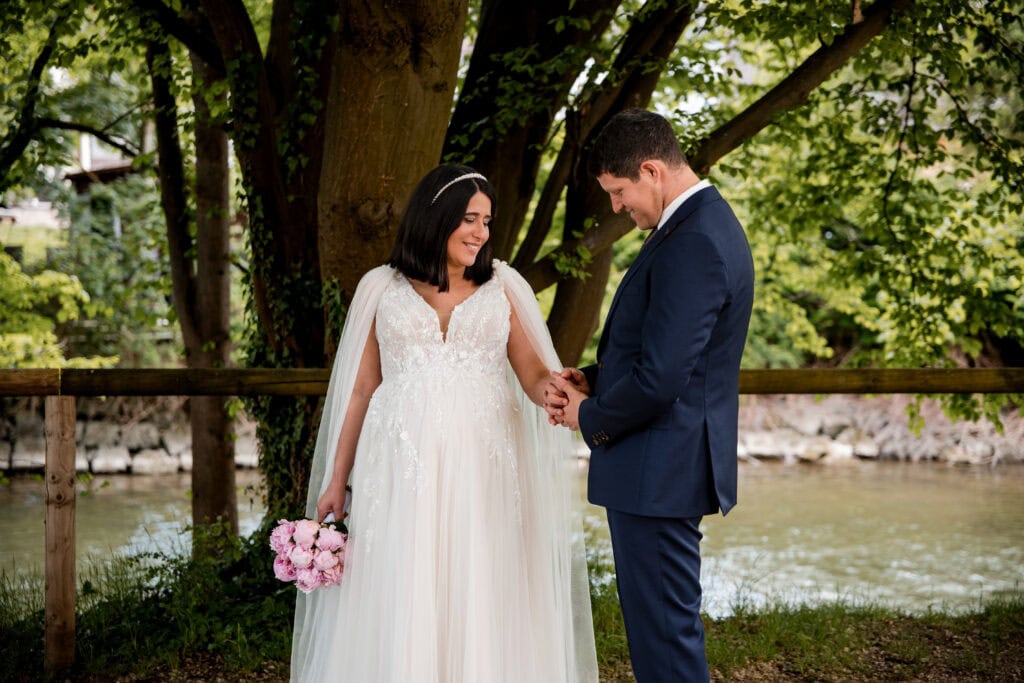 Braut und Bräutigam bei ihrer Hochzeit im Park am Flussufer.