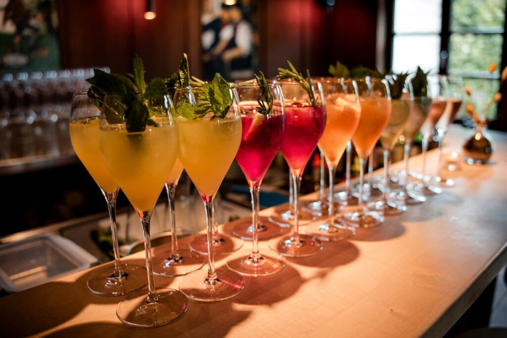 Bunte Cocktails auf der Hochzeitsfeier am Ammersee.