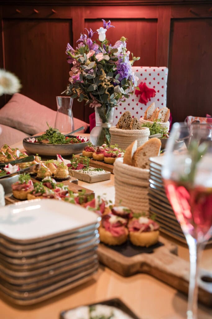Hochzeitsfeier mit Kuchen, Blumen und Dekorationen im festlichen Ambiente.