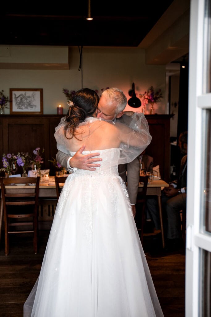 Braut und Vater bei emotionalem Tanz bei Hochzeit in Fürstenfeldbruck.