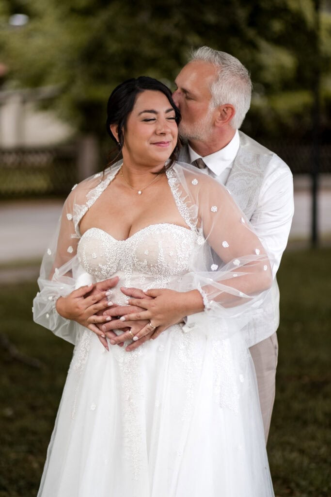 Braut und Bräutigam bei ihrer Hochzeit im Freien.