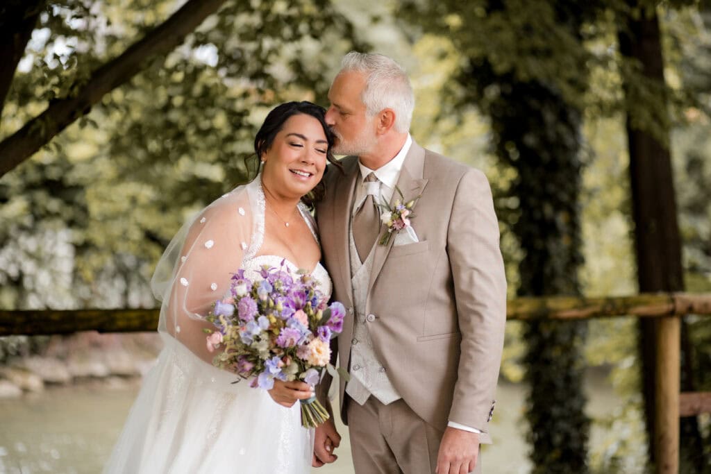 Braut und Vater bei Hochzeit am Ammersee, Natur im Hintergrund.