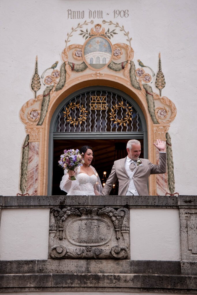 Auszug eines Paares aus dem Standesamt