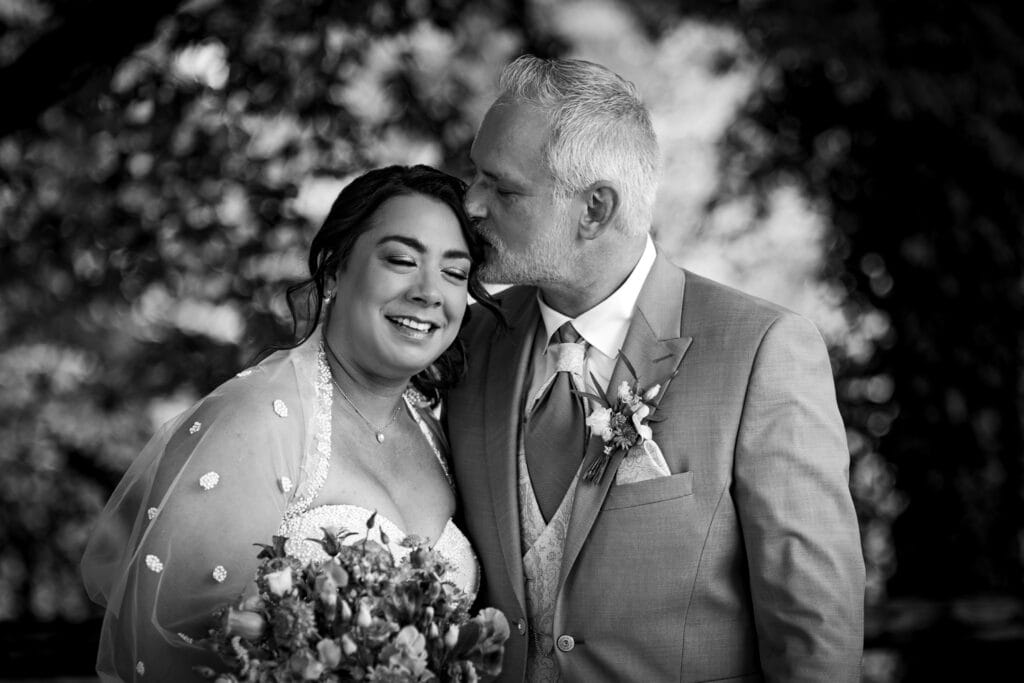 emotionales schwarz weiß Foto von glücklichem Brautpaar von Hochzeitsfotografin Diane K. Senft