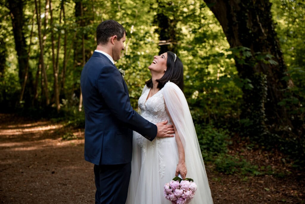 Braut und Bräutigam im Wald bei ihrer Hochzeit, romantische Atmosphäre. Paarshooting nach der Trauung