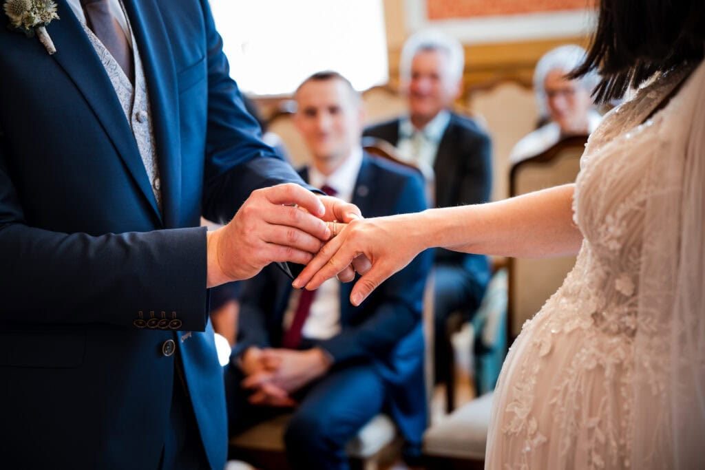 Braut und Bräutigam tauschen Ringe bei ihrer Hochzeit. Standesamt Fürstenfeldbruck
